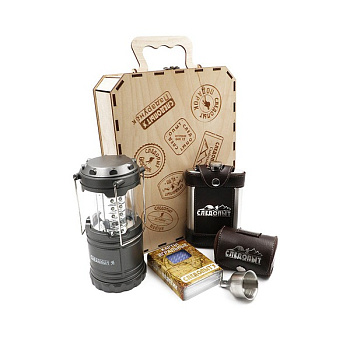 Набор подарочный "СЛЕДОПЫТ Кемпинг" (коробка фанерная,фонарь,набор рюмок,фляжка,воронка,игр.карты) Набор подарочный "СЛЕДОПЫТ Кемпинг" (коробка фанерная,фонарь,набор рюмок,фляжка,воронка,игр.карты)